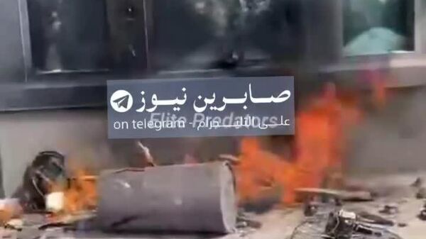 በፓኪስታን ካራቺ የሚገኘው የአሜሪካ ቆንስላ ጽሕፈት ቤት፣ የኢራኑ ሉዓላዊ መሪ መሞትን ተከትሎ በቀጣናው እየተባባሰ በመጣው ውጥረት ምክንያት እሳት ተለኩሶቦት ወድሟል - Sputnik አፍሪካ