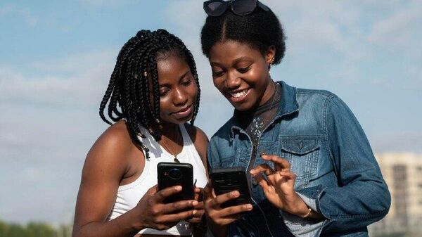 ኢትዮ ቴሌኮምን ጨምሮ ግዙፍ የአፍሪካ የቴሌኮም ተቋማት አዲስ የ40 ዶላር ስማርት ስልክ ለገበያ ሊያቀርቡ ነው - Sputnik አፍሪካ