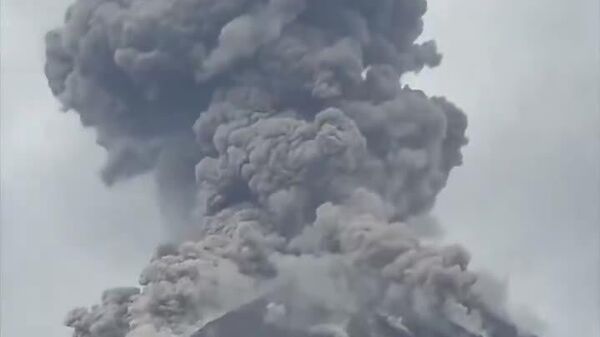 #viral | በኢኳዶር የሚገኘው ሬቨንታዶር እሳተ ገሞራ መፈንዳቱን ተከትሎ የአንድ ኪሎ ሜትር ከፍታ ያለው ግዙፍ የጋዝ እና የአመድ ክምችት ሽቅብ ተትጎለጎለ - Sputnik አፍሪካ