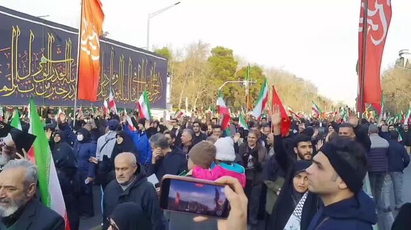 በኢራን አዲስ ሉዓላዊ መሪ መመረጥን ለመደገፍ በሺዎች የሚቆጠሩ ሰዎች በቴህራን ጎዳናዎች ሰልፍ ወጡ - Sputnik አፍሪካ