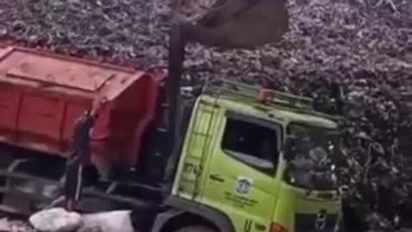 በኢንዶኔዥያ ጃካርታ አቅራቢያ በሚገኝ ግዙፍ የቆሻሻ መጣያ ቦታ ላይ በደረሰ የመሬት መንሸራተት የሰባት ሰዎች ሕይወት አለፈ - Sputnik አፍሪካ