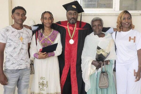 የአእምሮ እስር ሲሰበር፦ ሁለተኛ ዲግሪውን በማዕረግ ያጠናቀቀው የእድሜ ልክ ፍርደኛ - Sputnik አፍሪካ