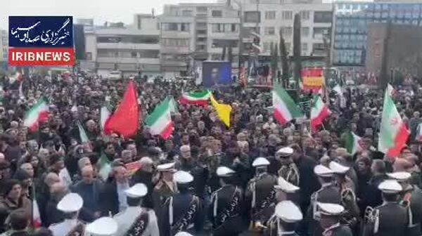 ኢራናውያን በጦርነት የተሰዉ ወታደሮቻቸውን የቀብር ሥነ-ሥርዓት ለመታደም በቴህራን ኢንግሄላብ አደባባይ ተሰባሰቡ - Sputnik አፍሪካ