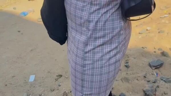 #viral| ዝንጀሮው የልጅቱን እግር እንደያዘው አጥብቆ የሚይዞት ሰው አያሳጣዎ። - Sputnik አፍሪካ