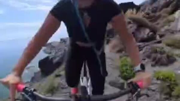 #viral | በውሻው ትኩረቷ የተከፋፈለዉ ብስክሌተኛ ከተራራው ገደል ጫፍ በተዓምር ተረፈች - Sputnik አፍሪካ