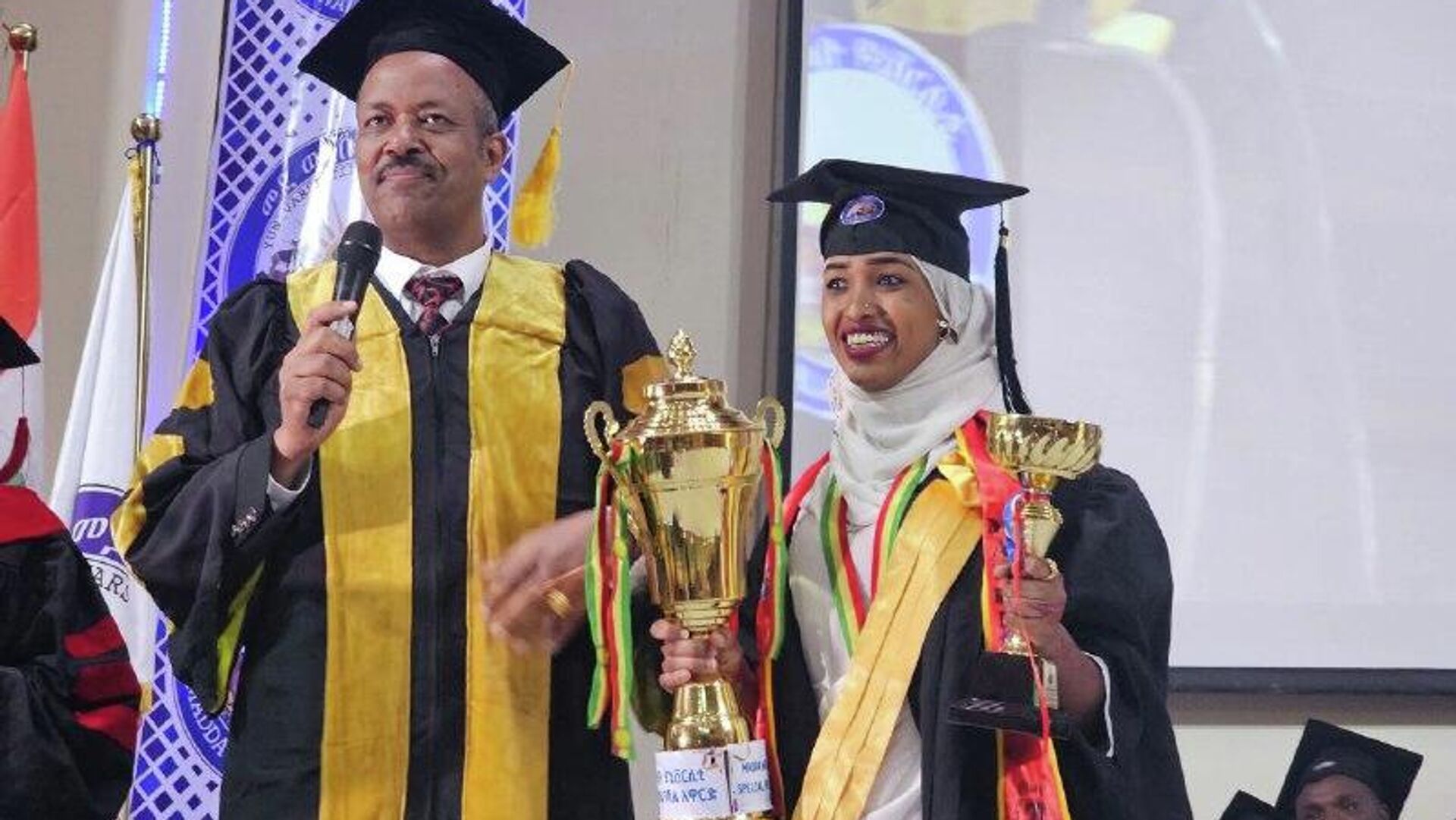 በመደወላቡ ዩኒቨርሲቲ ታሪክ ከፍተኛ ነጥብ በማምጣት የሁለት ዋንጫዎችና የወርቅ ሜዳሊያ ተሸላሚ የሆነችውን ወጣት ይተዋወቁ በመደወላቡ ዩኒቨርሲቲ ታሪክ ከፍተኛ ነጥብ በማምጣት የሁለት ዋንጫዎችና የወርቅ ሜዳሊያ ተሸላሚ የሆነችውን ወጣት ይተዋወቁ - Sputnik አፍሪካ, 1920, 15.03.2026