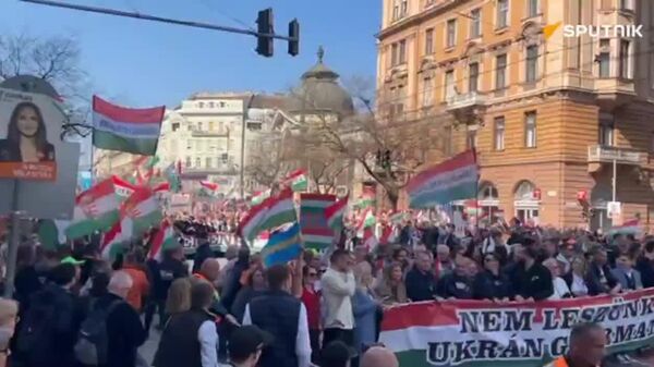 በቡዳፔስት አደባባይ የወጡ በሺዎች የሚቆጠሩ ሰልፈኞች 'በዩክሬን አንገዛም' ሲሉ ድምፃቸውን አሰሙ - Sputnik አፍሪካ