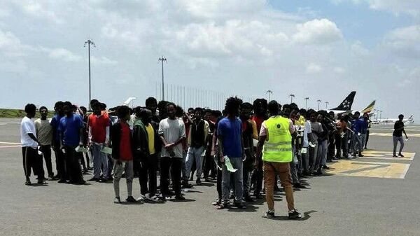 በሳዑዲ ዓረቢያ በአስቸጋሪ ሁኔታ ውስጥ የነበሩ 1 ሺህ 192 ኢትዮጵያውያን ወደ ሀገራቸው ተመለሱ - Sputnik አፍሪካ