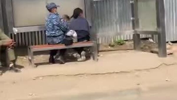 #viral | ፖሊስ እናት፣ ሩህሩህ እጆች – የታዳጊዋን ፀጉር ስትጎነጉን የታየችው የኢትዮጵያ ፌደራል ፖሊስ አባል - Sputnik አፍሪካ