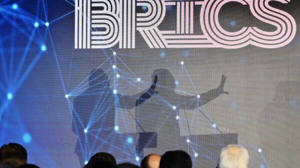 ብሪክስ በዚህ የጂኦፖለቲካዊ ቀውስ ወቅት ፍትሐዊ ዓለም አቀፍ ሥርዓትን የመምራት ዕድል አለው - ደቡብ አፍሪካዊ ተመራማሪ - Sputnik አፍሪካ