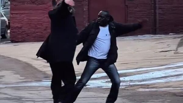 #viral | በሩሲያ ውስጥ የታየው ያልተጠበቀ አቀባበል፤ እንግዳውን ያስበረገገ አስፈሪው አቃፊ - Sputnik አፍሪካ