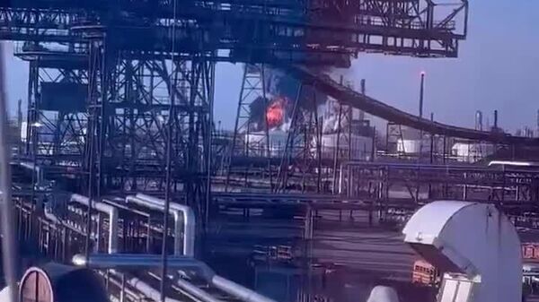 ከአሜሪካ ግዙፍ የነዳጅ ማጣሪያ ፋብሪካዎች አንዱ በእሳት ተቀጣጠለ - Sputnik አፍሪካ