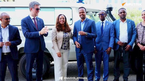 የጤና ሚኒስቴር ለስድስት ክልሎች 12 ተንቀሳቃሽ ክሊኒኮችና አምቡላንሶችን አበረከተ - Sputnik አፍሪካ