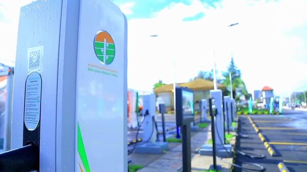 የኢትዮጵያ ኤሌክትሪክ አገልግሎት በሁለት ምዕራፍ የሚተገበር የኤሌክትሪክ ተሽከርካሪ ቻርጅ ማድረጊያ ጣቢያዎች ግንባታን ይፋ አደረገ - Sputnik አፍሪካ