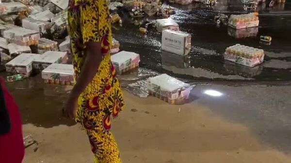 #viral | በቤኒን፣ መንገደኞች ከተገለበጠ መኪና ላይ የወደቁ መጠጦችን በመሰብሰብ እገዛ አደረጉ - Sputnik አፍሪካ