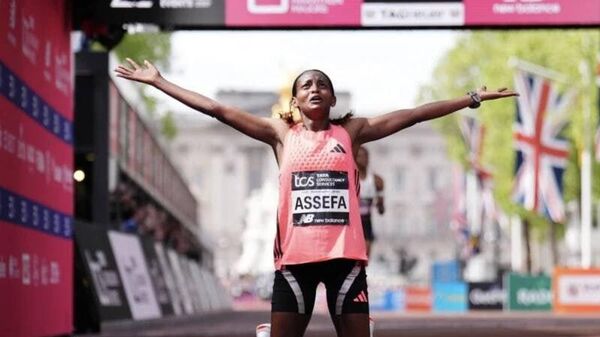 አትሌት ትዕግስት አሰፋ የራሷን ክብረ ወሰን በማሻሻል የለንደን ማራቶንን ለተከታታይ ሁለተኛ ጊዜ አሸነፈች - Sputnik አፍሪካ