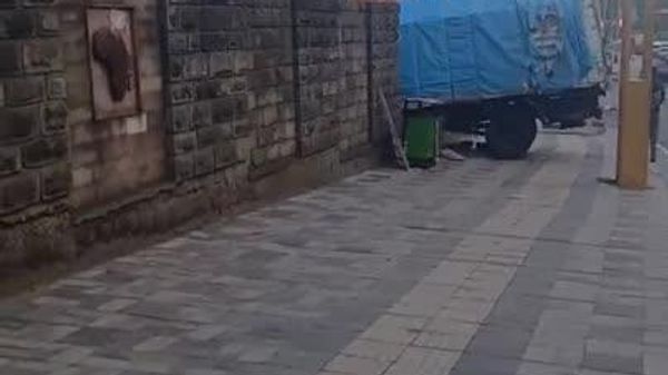 የከባድ ጭነት መኪና አዲስ አበበ የሚገኘው የአፍሪካ ሕብረት ዋና መሥሪያ ቤት የግንብ አጥር ደርምሶ መግባቱን የስፑትኒክ አፍሪካ ጋዜጠኛ ዘገበ - Sputnik አፍሪካ