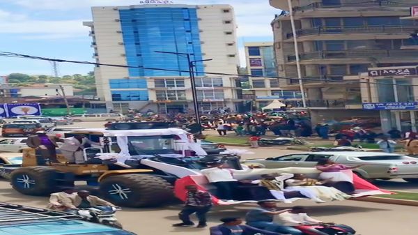 በኤክስካቫተር የተዳሩት ሙሽሮች - Sputnik አፍሪካ