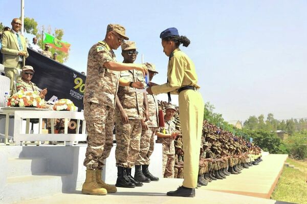 ወታደራዊ ማሰልጠኛ ትምህርት ቤቱ፣ ባለሙያዎቹን በአካል ብቃትና በሀገር ፍቅር ሥነ-ልቦና ግንባታ ዙሪያ ለአንድ ወር በማሰልጠን ማስመረቁን የመከላከያ ሚኒስቴር በማኅበራዊ ትስስር ገፁ አስታውቋል፡፡ - Sputnik አፍሪካ