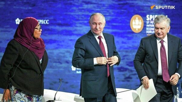 SPIEF አፍሪካ የምዕራባውያንን ሥርዓቶች ችላ በማለት የፋይናንስ ሉዓላዊነት የምትጎናጸፍበትን መንገድ ይጠቁማል - ኢትዮጵያዊ ባለሙያ - Sputnik አፍሪካ
