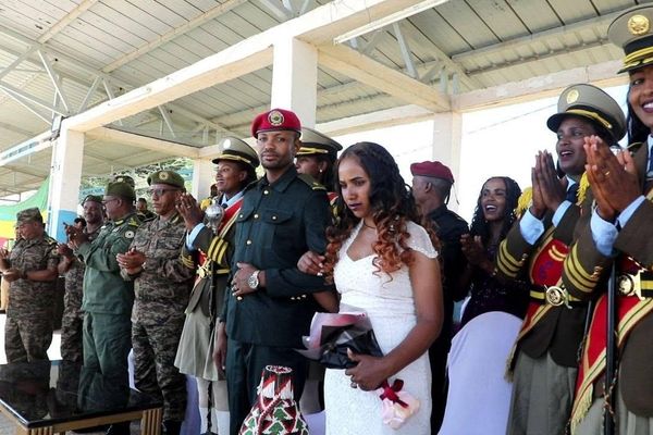 ሰርግ እና ምረቃት ሲገጥም - በአንድ ጀንበር ድርብ ተልዕኮ የተቀበለው ጀማሪ መኮንን - Sputnik አፍሪካ