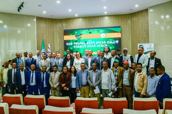 አርሶ አደሮች ምርታቸውን በዋስትናነት በመጠቀም ከባንኮች መበደር የሚያስችላቸው የዕቃ ማከማቻ ደረሰኝ ሥርዓት ይፋ ሆነ - Sputnik አፍሪካ