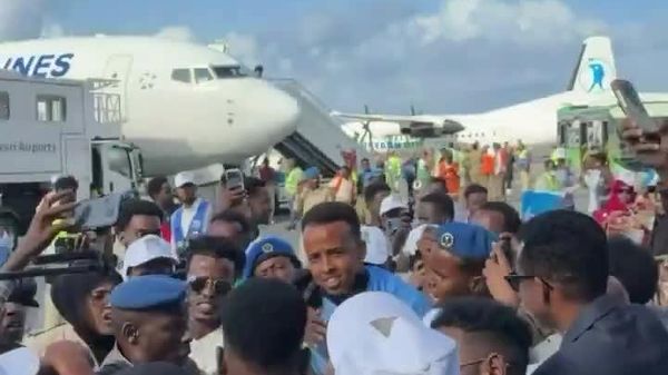 ሶማሊያዊ የፊፋ ዳኛ ከዓለም ዋንጫ የቪዛ እገዳ በኋላ ወደ ሀገሩ ሲመለሰ በሞቃዲሹ የጀግና አቀባበል ተደረገለት - Sputnik አፍሪካ
