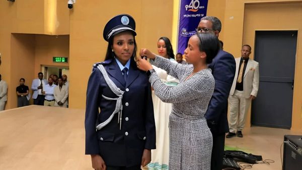 የፌዴራል ማረሚያ ቤት ኮሚሽን ለጀግናዋ አትሌት ጥሩነሽ ዲባባ የረዳት ኮሚሽነርነት ማዕረግ ሰጠ - Sputnik አፍሪካ