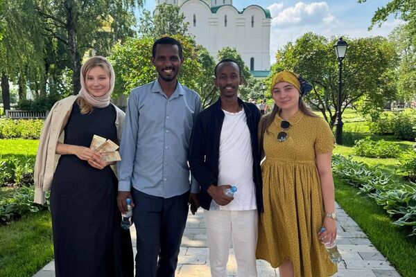የኢትዮጵያ የቅዱሳት ሥዕላት ሠዓሊያን እና ቀራጮች በሩሲያው ኢሊያ ግላዙኖቭ አካዳሚ ጉብኝት አደረጉ - Sputnik አፍሪካ