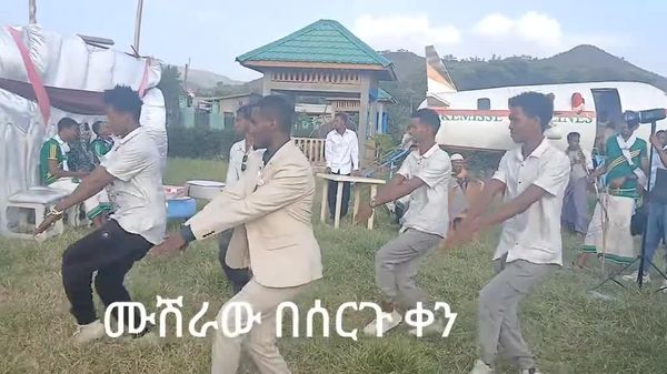 ሙሽራው ከዚህ በኋላ የሚያደርገውን ክርክር በሙሉ ከመሸነፉ በፊት ከሚዜዎቹ ጋር ያሳየው የካራቴ እንቅስቃሴ - Sputnik አፍሪካ