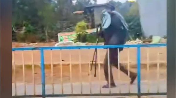 ተአምራዊ ፈውስ ወይስ ማታለል? በመንገድ ላይ በነፃነት ተራምዶ ሰው ሲያይ ወደ ምርኩዙ የተመለሰው ሰው - Sputnik አፍሪካ