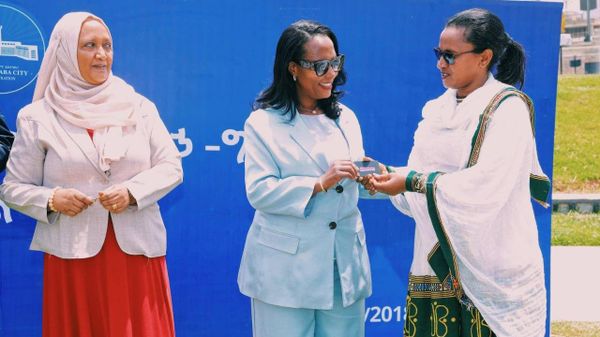 በ2018 በጀት ዓመት የላቀ አፈጻጸም ያሳዩ የአዲስ አበባ ከተማ ተቋማት ዘመናዊ መኪኖችን ተሸለሙ - Sputnik አፍሪካ