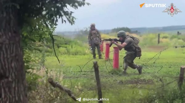 የሩሲያ መከላከያ ሚኒስቴር ተዋጊዎች ከባድ የውጊያ ሥልጠና ሲያደርጉ የሚያሳይ ተንቀሳቃሽ ምስል አጋራ - Sputnik አፍሪካ