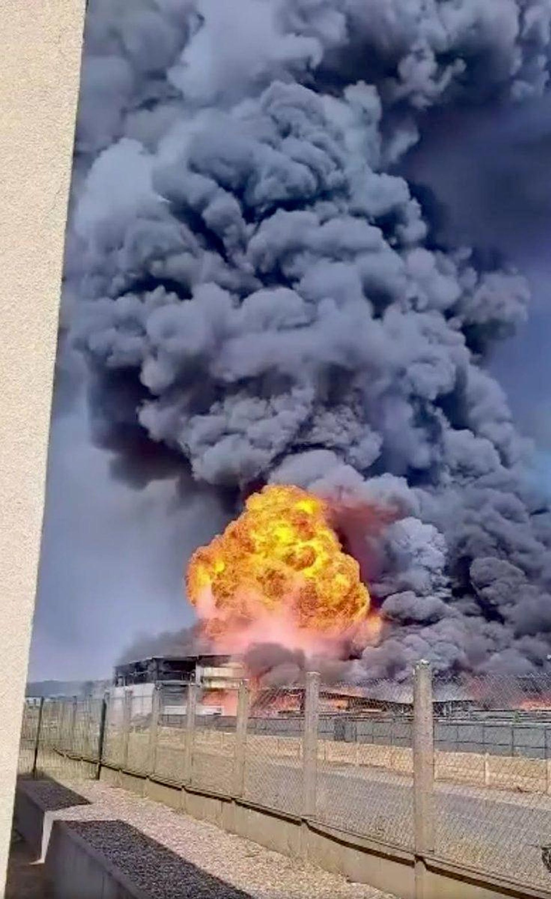 በፈረንሳይ በኬሚካል መጋዘን ውስጥ በተነሳ እሳት ከ30 ሺህ በላይ ሰዎች ከቤት እንዳይወጡ ታዘዙ - Sputnik አፍሪካ, 1920, 02.08.2026