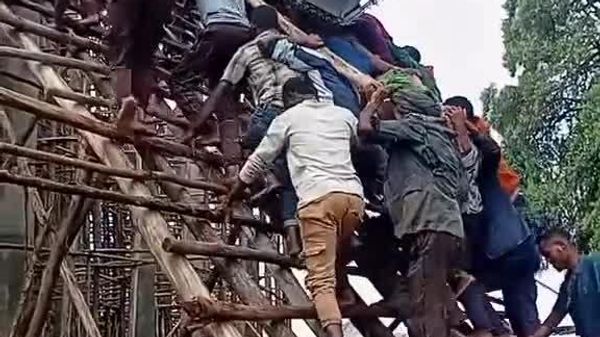 መወጣጫው የእንጨት መሰላል ቢሰበርም ግዙፉን የቤተ-ክርስቲያን ጉልላት ወደ ጣራው ለማውጣት የሚደረገውን አስደናቂ ትግል ይመልከቱ - Sputnik አፍሪካ