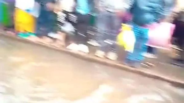 ችግር ብልሃትን ይወልዳል፦ ጎርፍ ያቆመውን መንገደኛ ባለጋሪዋ አሻግራዋለች - Sputnik አፍሪካ