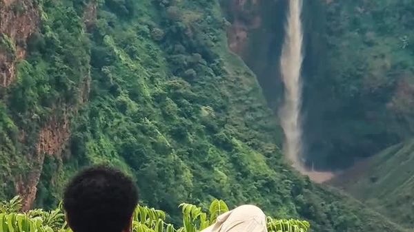በግርማው ልብን ከሚመስጠው የአጆራ ፏፏቴ ጋር አብሮ መንጎድ - Sputnik አፍሪካ
