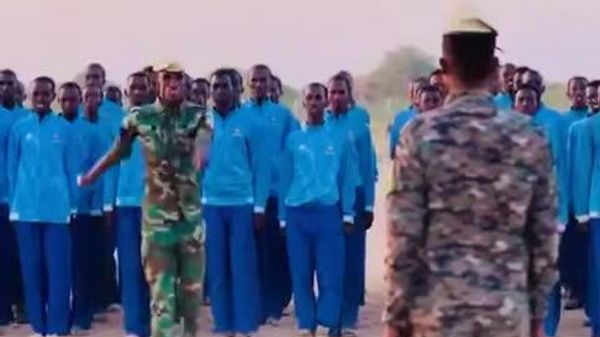 ሶማሊያዊው ወታደር ለበላይ አለቃው ልዩ ወታደራዊ ሰላምታ አቀረበ - Sputnik አፍሪካ