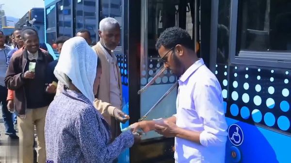 በአዲስ አበባ ከተማ በአውቶቡስ ለመጓዝ የወረቀት ትኬት መቁረጥ ሙሉ በሙሉ ሊቀር ነው - Sputnik አፍሪካ