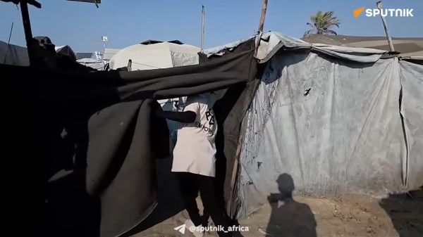 የአካል ብቃት አሠልጣኟ በጋዛ የተፈናቃይ ድንኳን ውስጥ ሴቶችን ለማሠልጠን የእርዳታ ዕቃዎችን ወደ ክብደት ማንሻነት ለወጠች - Sputnik አፍሪካ