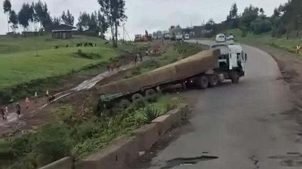 የጭነት መኪናው ወደ ኋላ ተመልሶ ቁልቁል ሲወርድ እና የሹፌሩ ረዳት በመስኮት በኩል ለማምለጥ ሲሞክር የሚያሳይ አስደንጋጭ ክስተት - Sputnik አፍሪካ