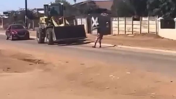 በደቡብ አፍሪካ የሎደር አሽከርካሪ አስደናቂ ዝላይ ለማድረግ የሞከረውን ሰው ባልተጠበቀ ሁኔታ ደፋው - Sputnik አፍሪካ
